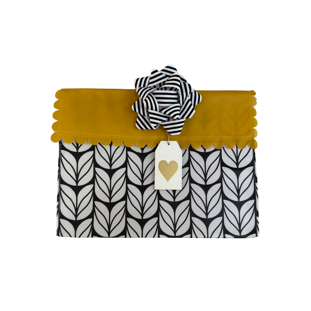 Charm: Wooden tag with gold heart (Reusable Gift Wrap Bags – Sustainable, Foldable, Eco-Friendly)